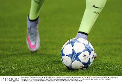 Borussia Park Mönchengladbach 30.9.2015, Champions League, 2015 16, Vorrunde, 2. Spieltag, Borussia Mönchengladbach (Moenchengladbach, Gladbach) vs. Manchester City ---- Fussballspieler tritt gegen matchball