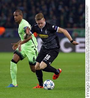 30.09.2015, xovx, Fussball, UEFA Champions League, Borussia Moenchengladbach - Manchester City FC, emspor, v.l. Fernando (Manchester City), Andre Hahn (Borussia Moenchengladbach), Aktion.