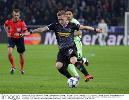30.09.2015, xovx, Fussball, UEFA Champions League, Borussia Moenchengladbach - Manchester City FC, emspor, v.l. Andre Hahn (Borussia Moenchengladbach), Jesus Navas (Manchester City), Aktion.