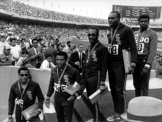 Olympische Sommerspiele in Mexiko-Stadt: Die siegreiche 4 x 100 Meter Staffel der USA, v.li.: Ronnie Ray Smith, Mel Pender, Charlie Greene und Jimmy Hines