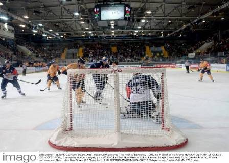 Ice hockey Eishockey - CHL, RB Muenchen vs Rauma MUNICH,GERMANY,06.OCT.15 - ICE HOCKEY - CHL, Champions Hockey League, play off, EHC Red Bull Muenchen vs Lukko Rauma. Image shows Kelly Zajac (Lukko Rauma), Florian Kettemer and Danny Aus Den Birken (RB Muenchen). GEPAxpictures xFlorianxErtl