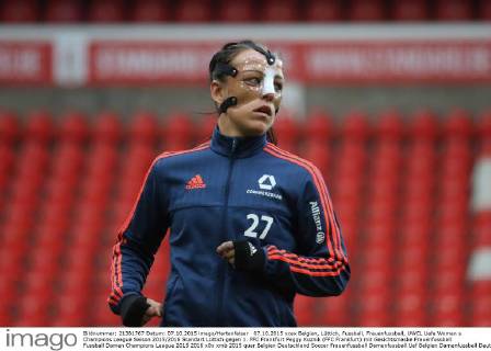 07.10.2015 xcex Belgien, Lüttich, Fussball, Frauenfussball, UWCL Uefa Women s Champions League Saison 2015 2016 Standart Lüttich gegen 1. FFC Frankfurt Peggy Kuznik (FFC Frankfurt) mit Gesichtsmaske