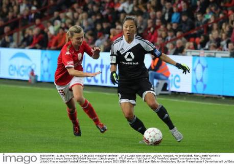 07.10.2015 xcex Belgien, Lüttich, Fussball, Frauenfussball, UWCL Uefa Women s Champions League Saison 2015 2016 Standart Lüttich gegen 1. FFC Frankfurt Yuki Ogimi (FFC Frankfurt) gegen Yuna Appermont (Standart Lüttich)