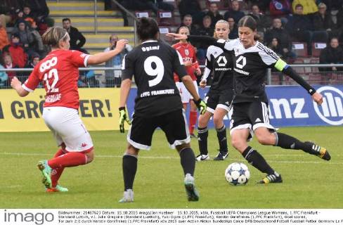 15.10.2015, xblx, Fussball UEFA Champions League Womans, 1.FFC Frankfurt - Standard Lüttich, v.l. Julie Gregoire (Standard Luettich), Yuki Ogimi (1.FFC Frankfurt), Kerstin Garefrekes (1.FFC Frankfurt), Goal scored, Tor zum 2:0 durch Kerstin Garefrekes (1.FFC Frankfurt)