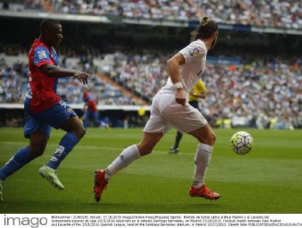 Partido de futbol entre el Real Madrid y el Levante del campeonato espanol de Liga 2015 2016 celebrado en el estadio Santiago Bernabeu, en Madrid 17 10 2015. Football match between Real Madrid and Levante of the 2015 2016 Spanish League, held at the Santiago Bernabeu stadium, in Madrid 10 17 2015. Gareth Bale