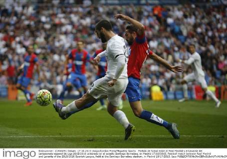 Partido de futbol entre el Real Madrid y el Levante del campeonato espanol de Liga 2015 2016 celebrado en el estadio Santiago Bernabeu, en Madrid 17 10 2015. Football match between Real Madrid and Levante of the 2015 2016 Spanish League, held at the Santiago Bernabeu stadium, in Madrid 10 17 2015. Isco