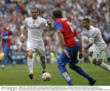 Partido de futbol entre el Real Madrid y el Levante del campeonato espanol de Liga 2015 2016 celebrado en el estadio Santiago Bernabeu, en Madrid 17 10 2015. Football match between Real Madrid and Levante of the 2015 2016 Spanish League, held at the Santiago Bernabeu stadium, in Madrid 10 17 2015. Gareth Bale