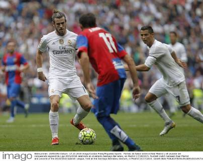Partido de futbol entre el Real Madrid y el Levante del campeonato espanol de Liga 2015 2016 celebrado en el estadio Santiago Bernabeu, en Madrid 17 10 2015. Football match between Real Madrid and Levante of the 2015 2016 Spanish League, held at the Santiago Bernabeu stadium, in Madrid 10 17 2015. Gareth Bale