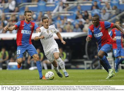 Partido de futbol entre el Real Madrid y el Levante del campeonato espanol de Liga 2015 2016 celebrado en el estadio Santiago Bernabeu, en Madrid 17 10 2015. Football match between Real Madrid and Levante of the 2015 2016 Spanish League, held at the Santiago Bernabeu stadium, in Madrid 10 17 2015. Lucas Vazquez