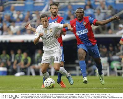 Partido de futbol entre el Real Madrid y el Levante del campeonato espanol de Liga 2015 2016 celebrado en el estadio Santiago Bernabeu, en Madrid 17 10 2015. Football match between Real Madrid and Levante of the 2015 2016 Spanish League, held at the Santiago Bernabeu stadium, in Madrid 10 17 2015. Lucas Vazquez