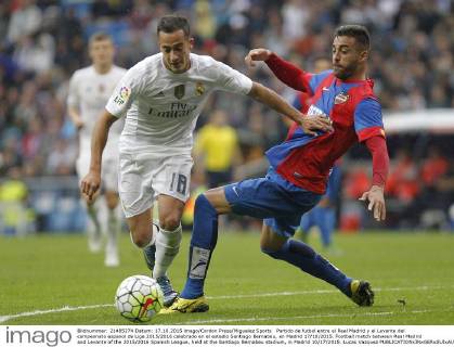 Partido de futbol entre el Real Madrid y el Levante del campeonato espanol de Liga 2015 2016 celebrado en el estadio Santiago Bernabeu, en Madrid 17 10 2015. Football match between Real Madrid and Levante of the 2015 2016 Spanish League, held at the Santiago Bernabeu stadium, in Madrid 10 17 2015. Lucas Vazquez