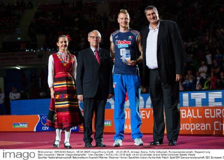 18.10.2015, Armeec Arena, Sofia Volleyball, Europameisterschaft, Siegerehrung Best Opposite Bester Diagonalangreifer: Ivan Zaytsev ( 9 ITA)