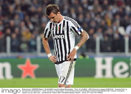 Turin, 21.10.2015 - UEFA Champions League 2015 2016 - Juventus Turin vs Borussia Mönchengladbach - mario mandzukic a testa bassa - xHOCHxZWEIx xItalyxPhotoxPressx