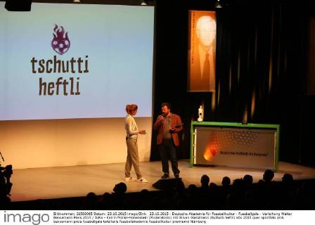 23.10.2015 - Deutsche Akademie für Fussballkultur - Fussballgala - Verleihung Walter Bensemann Preis 2015 JüRa - Katrin Müller-Hohenstein (Moderatorin) mit Silvan Glanzmann (tschutti heftli)