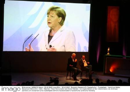 23.10.2015 - Deutsche Akademie für Fussbalkultur - Fussballgala - Verleihung Walter Bensemann Preis 2015 JüRa - Maschek - Peter Hörmanseder und Robert Stachel - vor Angela Merkel auf der Videoleinwand