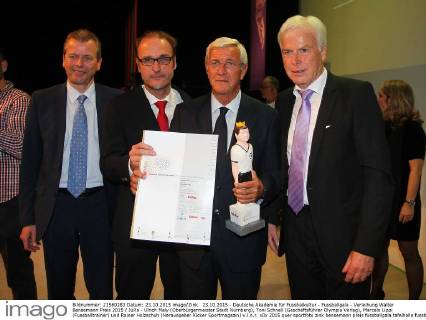 23.10.2015 - Deutsche Akademie für Fussbalkultur - Fussballgala - Verleihung Walter Bensemann Preis 2015 JüRa - Ulrich Maly (Oberbürgermeister Stadt Nürnberg), Toni Schnell (Geschäftsführer Olympia Verlag), Marcelo Lippi (Fussballtrainer) und Rainer Holzschuh (Herausgeber Kicker Sportmagazin) v.l.n.r.