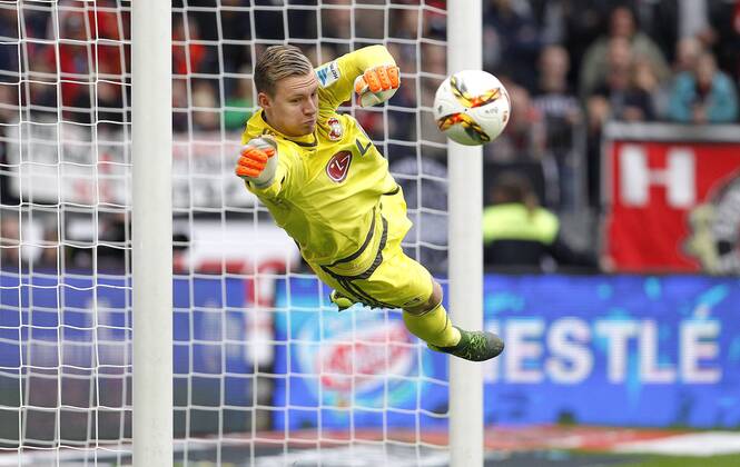 Leverkusen, Bayarena, 24.10.15: Torwart Bernd Leno (Bayer 04 Leverkusen) mit einer Parade im Spiel der 1. Bundesliga zwischen Bayer 04 Leverkusen vs. VFB Stuttgart in der Saison 2015 2016.