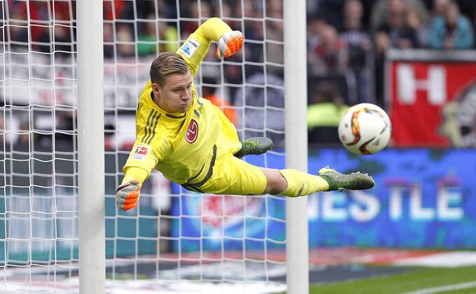 Leverkusen, Bayarena, 24.10.15: Torwart Bernd Leno (Bayer 04 Leverkusen) mit einer Parade im Spiel der 1. Bundesliga zwischen Bayer 04 Leverkusen vs. VFB Stuttgart in der Saison 2015 2016.