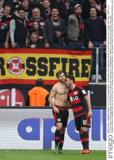 Leverkusen Admir Mehmedi (Bayer 04 Leverkusen 14) beim Torjubel nach dem Treffer zum 4:3 mit Hakan Calhanoglu (Bayer 04 Leverkusen 10) Bayer 04 Leverkusen vs VfB Stuttgart, Fussball, 1. Bundesliga, 24.10.2015, Copyright: Schülerx xEibner-Pressefoto EP_jse