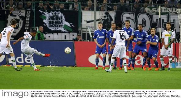 Moenchengladbach Raffael (Borussia Moenchengladbach 11) mit dem Freistoss-Tor zum 2:1 Borussia Moenchengladbach vs Schalke 04, Fussball, 1. Bundesliga, 25.10.2015, Copyright: Schueler Eibner-Pressefoto EP_JSE