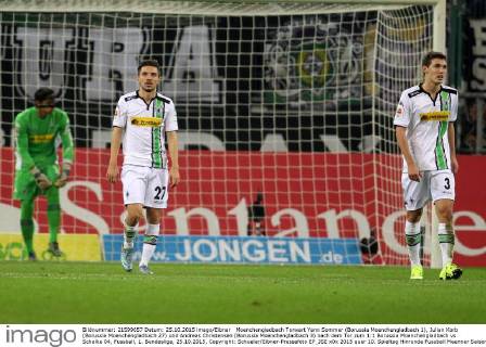 Moenchengladbach Torwart Yann Sommer (Borussia Moenchengladbach 1), Julian Korb (Borussia Moenchengladbach 27) und Andreas Christensen (Borussia Moenchengladbach 3) nach dem Tor zum 1:1 Borussia Moenchengladbach vs Schalke 04, Fussball, 1. Bundesliga, 25.10.2015, Copyright: Schueler Eibner-Pressefoto EP_JSE