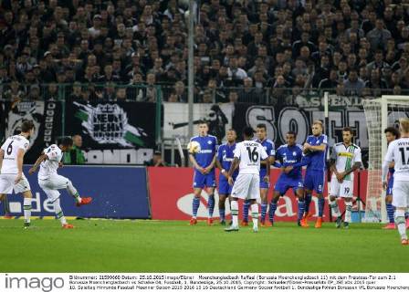Moenchengladbach Raffael (Borussia Moenchengladbach 11) mit dem Freistoss-Tor zum 2:1 Borussia Moenchengladbach vs Schalke 04, Fussball, 1. Bundesliga, 25.10.2015, Copyright: Schueler Eibner-Pressefoto EP_JSE