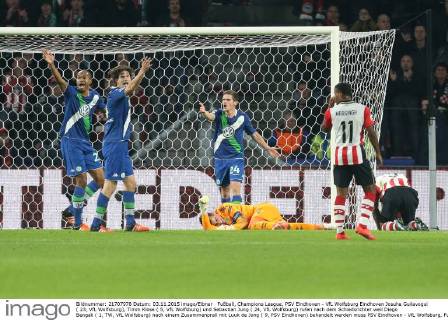 Fußball, Champions League, PSV Eindhoven - VfL Wolfsburg Eindhoven Josuha Guilavogui ( 23, VfL Wolfsburg), Timm Klose ( 5, VfL Wolfsburg) und Sebastian Jung ( 24, VfL Wolfsburg) rufen nach dem Schiedsrichter weil Diego Bengali ( 1, TW, VfL Wolfsburg) nach einem Zusammenprall mit Luuk de Jong ( 9, PSV Eindhoven) behandelt werden muss PSV Eindhoven - VfL Wolfsburg, Fussball, Champions-League, 03.11.2015, Copyright: Deutzmann Eibner-Pressefoto EP_CDN