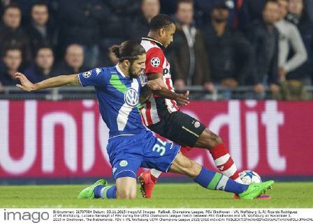 Fußball, Champions League, PSV Eindhoven - VfL Wolfsburg (L-R) Ricardo Rodriguez of Vfl Wolfsburg, Luciano Narsingh of PSV during the UEFA Champions League match between PSV Eindhoven and VfL Wolfsburg on November 3, 2015 in Eindhoven, The Netherlands. PSV v VfL Wolfsburg UEFA Champions League 2015 2016 xVIxxIVx 4540651