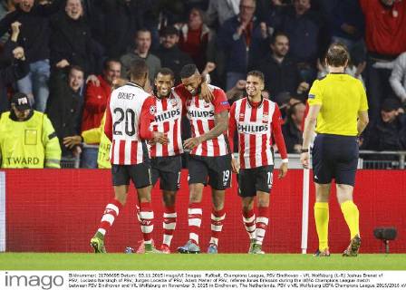 Fußball, Champions League, PSV Eindhoven - VfL Wolfsburg (L-R) Joshua Brenet of PSV, Luciano Narsingh of PSV, Jurgen Locadia of PSV, Adam Maher of PSV, referee Jonas Eriksson during the UEFA Champions League match between PSV Eindhoven and VfL Wolfsburg on November 3, 2015 in Eindhoven, The Netherlands. PSV v VfL Wolfsburg UEFA Champions League 2015 2016 xVIxxIVx 4540889