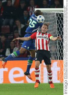 Fußball, Champions League, PSV Eindhoven - VfL Wolfsburg Eindhoven Kopfball Naldo ( 25, VfL Wolfsburg) mit Jeffrey Bruma ( 5, PSV Eindhoven) PSV Eindhoven - VfL Wolfsburg, Fussball, Champions-League, 03.11.2015, Copyright: Deutzmannx xEibnerx-xPressefoto