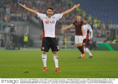 IPP20151104 Football - soccer: UEFA Champions League, AS Rom - Bayer 04 leverkusen, Hakan Calhanoglu reclama con l arbitro (Hinweis: Verwendung nur in Deutschland - only Germany) xHOCHxZWEIx xItalyxPhotoxPressx