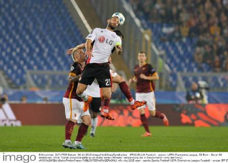 IPP20151104 Football - soccer: UEFA Champions League, AS Rom - Bayer 04 leverkusen, Omer Toprak conquista palla su un duello aereo (Hinweis: Verwendung nur in Deutschland - only Germany) xHOCHxZWEIx xItalyxPhotoxPressx