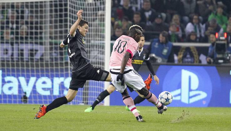 Andreas Christensen (Bor. Moenchengladbach) (L) challenges Paul Pogba (Juventus Turin) during the Championsleague match between Borussia Moenchengladbach and Juventus Turin, Borussiapark in Moenchengladbach on November 3., 2015. Borussia Mönchengladbach vs. Juventus Turin in der Champions League der Saison 2015 2016 am 3. November 2015.