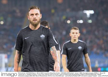 IPP20151105 Football - soccer: UEFA Champions League, AS Rom - Bayer 04 Leverkusen 3, Daniele De Rossi in primo piano guarda verso le tribune - xHOCHxZWEIx xItalyxPhotoxPressx