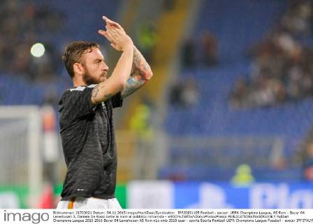IPP20151105 Football - soccer: UEFA Champions League, AS Rom - Bayer 04 Leverkusen 3, Daniele De Rossi batte le mani al pubblico romanista - xHOCHxZWEIx xItalyxPhotoxPressx