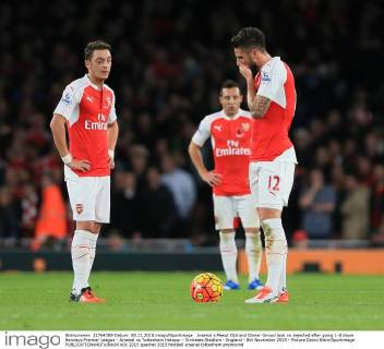 Arsenal s Mesut Ozil and Olivier Giroud look on dejected after going 1-0 down Barclays Premier League - Arsenal vs Tottenham Hotspur - Emirates Stadium - England - 8th November 2015 - Picture David Klein Sportimage EDITORIAL USE ONLY. No use with unauthorised audio, video, data, fixture lists, club league logos or live services. Online in-match use limited to 120 images, no video emulation. No use in betting, games or single club league player publications.