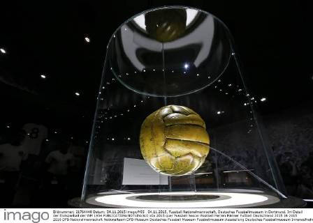 04.11.2015, Fussball Nationalmannschaft, Deutsches Fussballmuseum in Dortmund. Im Detail der Endspielball der WM 1954