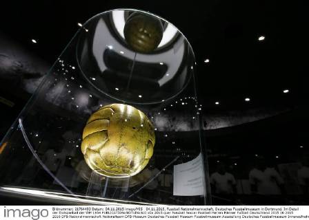 04.11.2015, Fussball Nationalmannschaft, Deutsches Fussballmuseum in Dortmund. Im Detail der Endspielball der WM 1954