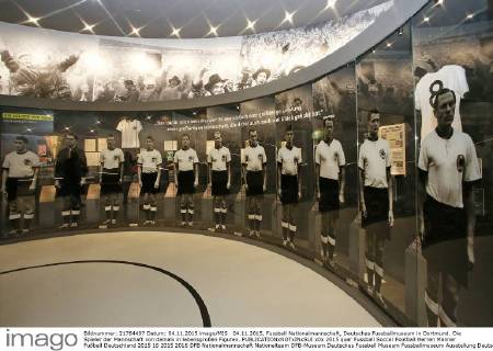 04.11.2015, Fussball Nationalmannschaft, Deutsches Fussballmuseum in Dortmund. Die Spieler der Mannschaft von damals in lebensgroßen Figuren.
