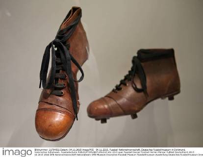 04.11.2015, Fussball Nationalmannschaft, Deutsches Fussballmuseum in Dortmund. historisches Schuhwerk. Fussballschuhe