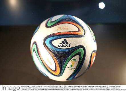 04.11.2015, Fussball Nationalmannschaft, Deutsches Fussballmuseum in Dortmund. Spielball vom 6. Juli 2014 Brasilien vs. Deutschland.