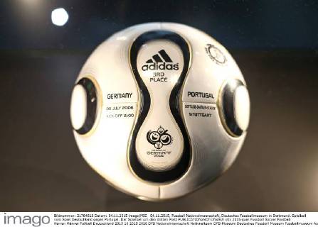 04.11.2015, Fussball Nationalmannschaft, Deutsches Fussballmuseum in Dortmund. Spielball vom Spiel Deutschland gegen Portugal. Der Spielball um den dritten Platz