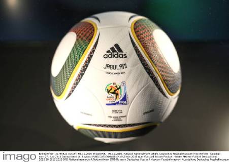 04.11.2015, Fussball Nationalmannschaft, Deutsches Fussballmuseum in Dortmund. Spielball vom 27. Juni 2010 Deutschland vs. England