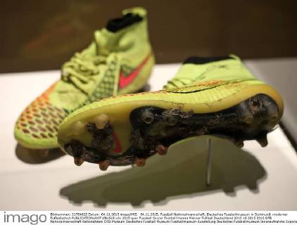 04.11.2015, Fussball Nationalmannschaft, Deutsches Fussballmuseum in Dortmund. moderner Fußballschuh