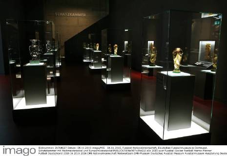 04.11.2015, Fussball Nationalmannschaft, Deutsches Fussballmuseum in Dortmund. Schatzkammer mit Weltmeisterpokal und Europameisterpokal