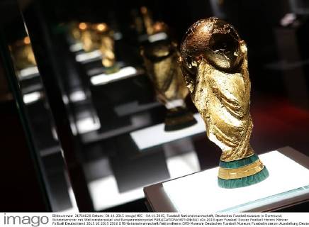 04.11.2015, Fussball Nationalmannschaft, Deutsches Fussballmuseum in Dortmund. Schatzkammer mit Weltmeisterpokal und Europameisterpokal