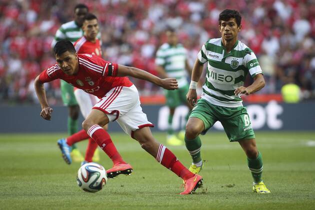 Aug. 31, 2014 - Lisbon, Portugal - Sporting«s midfielder Andre Martins (R) vies with Benfica s midfielder Enzo Perez during the Portuguese Liga football match SL Benfica vs Sporting CP at Luz stadium in Lisbon on August 31, 2014. NURPHOTO CARLOS COSTA FBL-LIGA-SPORTING-BENFICA - ZUMAn230