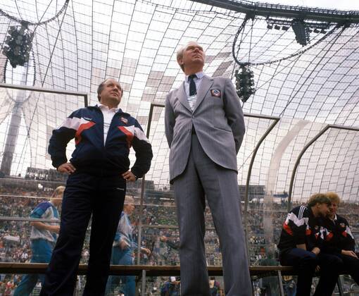 Fußball, EM Finale 1988 in München, Niederlande - Sowjetunion 2:0 Europameisterschaft Finale, Niederlande - UdSSR in München: Nationaltrainer Valeri Lobanowski (re.) und Co-Trainer Sergei Mosiagin (beide UdSSR)