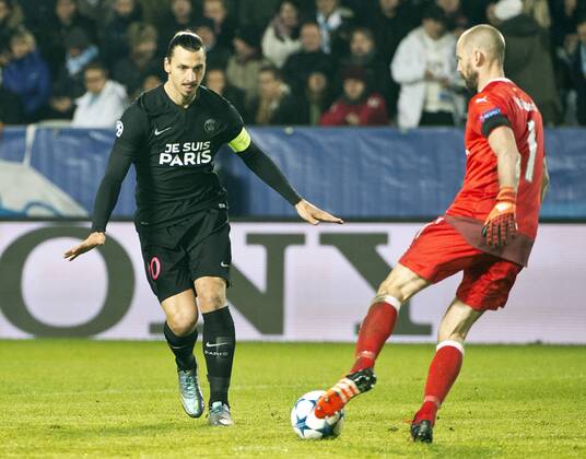 Malmoe Sweden 2015-11-25 Champions League 2015 16 Malmö FF(SWE) vs PSG(F) Zlatan Ibrahimovic(PSG) Johan Wiland(SWE) - 4.04937153