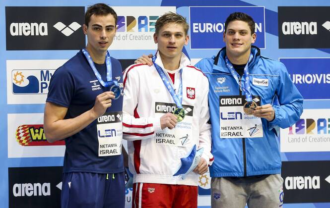 Schwimmen, Kurzbahn EM in Netanya, Siegerehrungen SWIMMING - LEN European Championships 2015 NETANYA,ISRAEL,02.DEC.15 - SWIMMING - LEN European Championships, short course, 200m backstroke men, award ceremony. Image shows David Gamburg (ISR), Radoslaw Kawecki (POL) and Simone Sabbioni (ITA). Keywords: medal. GEPAxpictures xPhilippxBrem